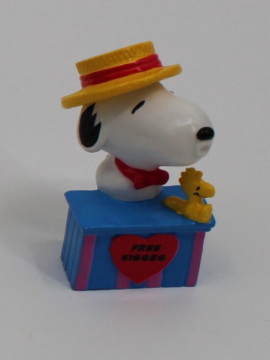 Peanuts Other - Snoopy‎ in Kissing Booth PVC Whitman's Mini Peanuts Figure 1990's